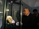 Kurátor Pavel Sankot ukládá unikátní kamennou plastiku hlavy Kelta...