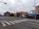 Dm u olomoucké tramvajové zastávky Trnkova, který stojí v cest dalímu...