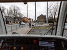 Dm u olomoucké tramvajové zastávky Trnkova, který stojí v cest dalímu...