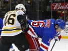 David Krejí (vlevo) z Bostonu atakuje Ryana Stroma z NY Rangers.