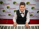 Klav�rista Pavel Mina��k zahr�l v hradeck�m obchodn�m centru, aby pod�koval...