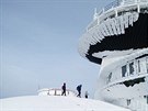 Turist lezou na stechu meteostanice na Snce.