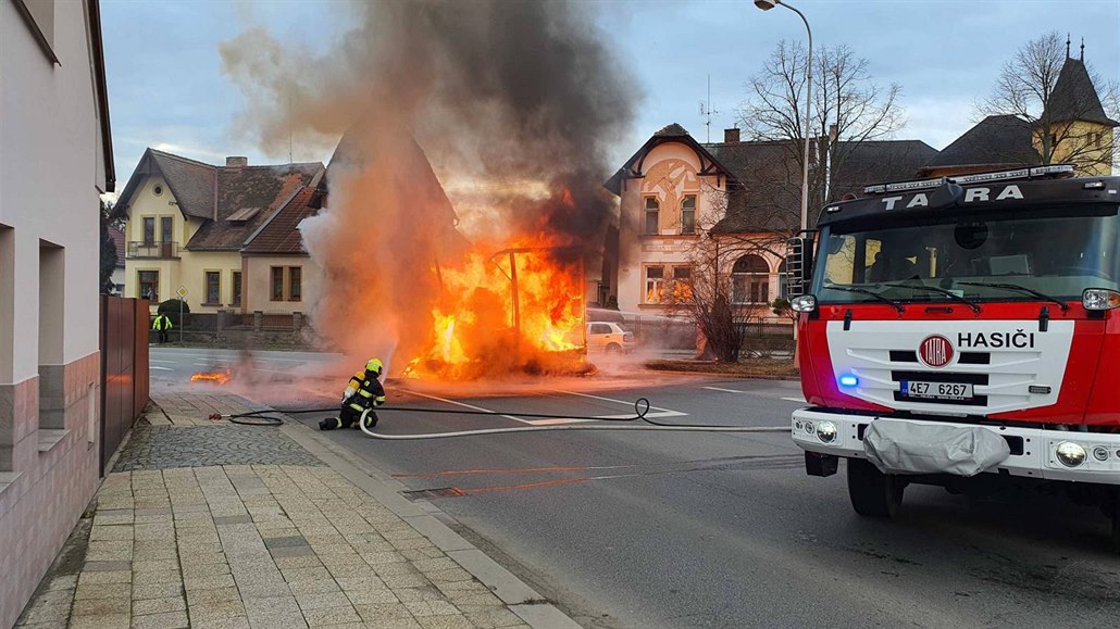 V centru Přelouče hořel kamion s molitanem, oheň zničil i auto vedle něj