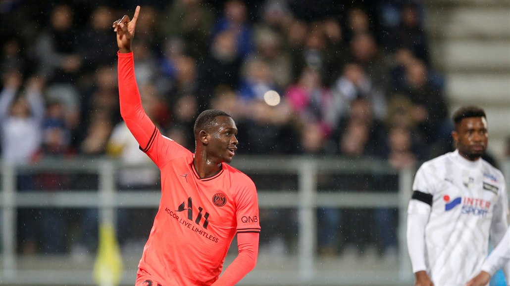 Nianzou Kouassi z PSG se raduje ze vst�elené branky proti Amiens.