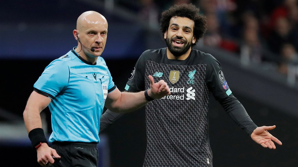 Liverpoolský hv�zdný k�ídelník Mohamed Salah se diví rozhodnutí polského sudího...