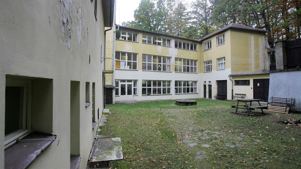 Areál bývalé psychiatrické lé�ebny U Honzí�ka v Písku stále chátrá.