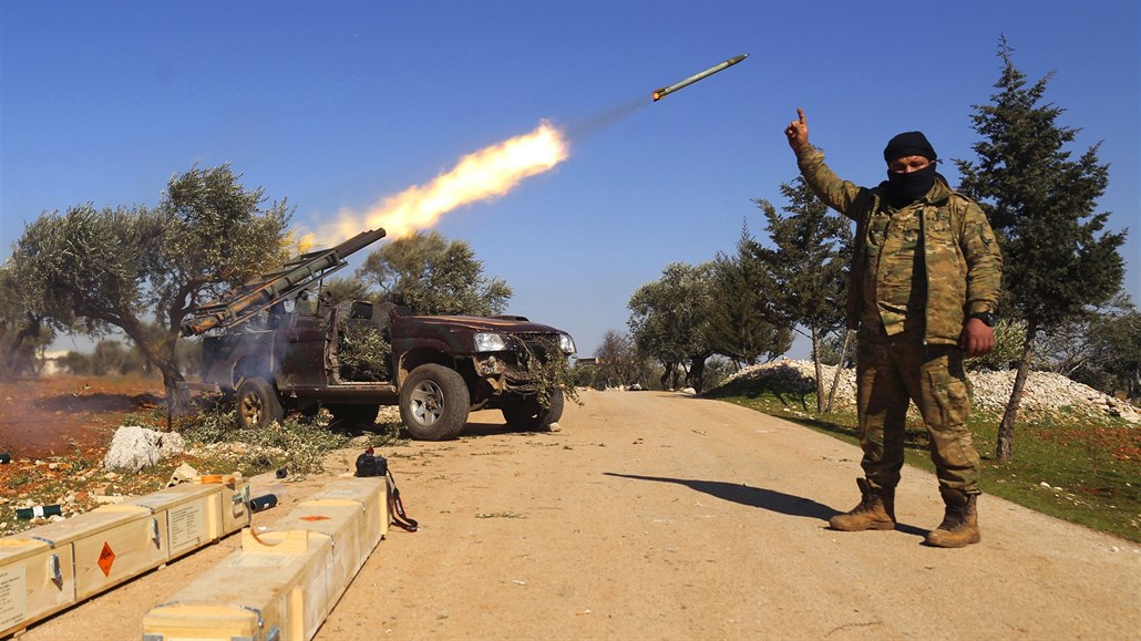 Rebelové při ostřelování pozic syrské armády v provincii Idlíb. (9. února 2020)