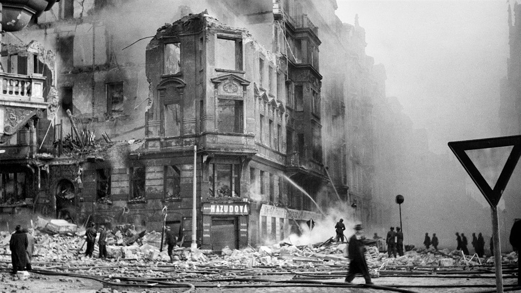 Praha krátce po leteckém útoku amerických vzduných sil. (14. února 1945)