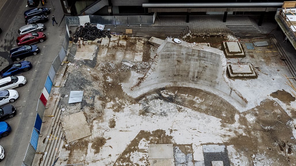 Poslední zbytky budovy Transgasu na Vinohradské t�íd� v Praze. (13. února 2020)