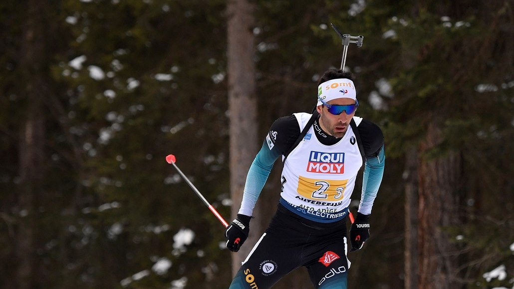 Martin Fourcade v závodu smíených tafet na mistrovství svta biatlonist v...