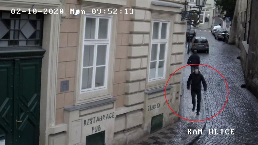 Podivín v tramvaji ustřihl ženě z culíku pramen vlasů, muže hledá policie