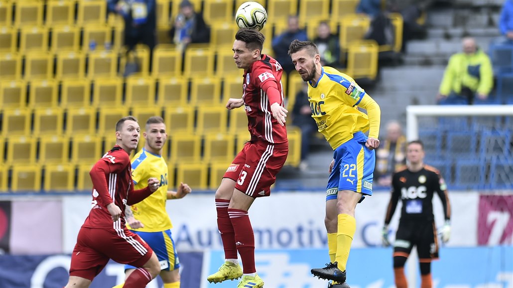 Ligové jaro začalo: Baník s novým koučem vyhrál, Sparta na kolenou
