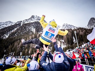 Česká reprezentace se raduje z bronzu ve smíšené štafetě na mistrovství světa.