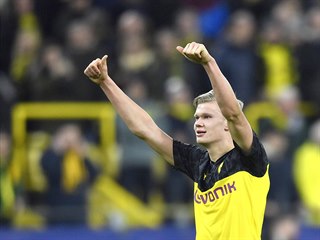 Dortmundský kanonýr Erling Haaland zdraví fanoušky Borussie po svém dvougólovém...