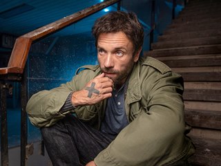 Václav Neužil jako policista protidrogové centrály v šestidílném seriálu Zrádci.