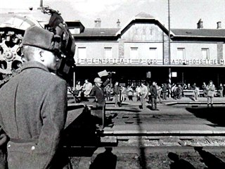 Sovětský voják obhlíží situaci při odjezdu z Frenštátu pod Radhoštěm 26. února...