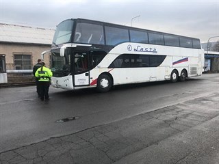 Zmocněnec majitele dálkového autobusu dnes na dvoře dopravního podniku v Ústí...