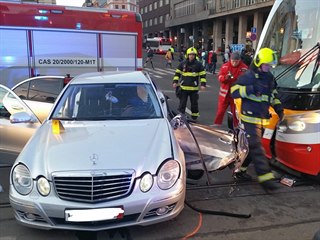 U stanice metra I. P. Pavlova se v úterý ráno srazila tramvaj s osobním autem....