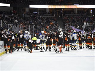 Hokejisté Anaheim Ducks a St. Louis Blues sledují, jestli je obránce Jay...