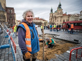 Akademický sochař Petr Váňa začal vykopávat základy Mariánského sloupu, na...