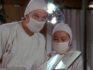 Kellye Nakahara s Alanem Aldou v seriálu M.A.S.H.