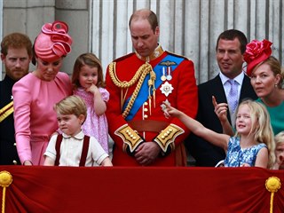 Zleva: Princ Philip, princ Harry, vévodkyně Kate s dětmi Georgem a Charlotte,...