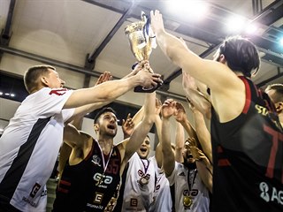 Nymburští basketbalisté slaví triumf v Českém poháru.