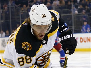 David Pastrňák (vlevo) z Bostonu si chystá střelu, brání ho Brady Skjei z NY...