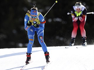 Italská biatlonistka Dorothea Wiererová (vpředu) na trati stíhacího závodu v...