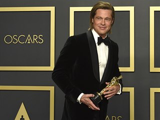 Brad Pitt se svým prvním Oscarem. Získal jej za vedlejší roli ve filmu Tenkrát...
