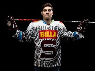 Sparťanský útočník David Tomášek pózuje ve speciálním dresu k akci Sparta...