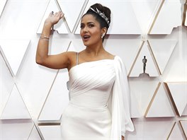 Salma Hayeková pózuje v bílé rób znaky Gucci. Inspirace antikou je evidentní.