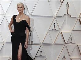 Charlize Theronová oblékla jednoduchou ernou róbu s vlekou znaky Christian...