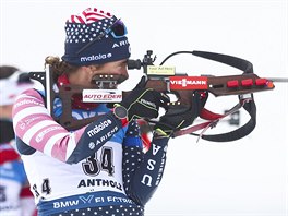 Americká biatlonistka Susan Dunkleeová na střelnici v Anterselvě