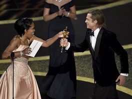 Regina Kingová předává Oscara Bradu Pittovi Získal jej v kategorii nejlepší...