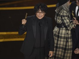 Bong Joon Ho přijímá Oscara za nejlepší původní scénář. Jeho film Parazit tak...