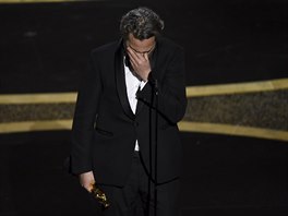 Joaquin Phoenix v první reakci při přebírání Oscara za nejlepší mužský herecký...