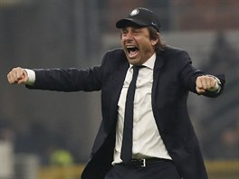 Antonio Conte, kouč fotbalistů Interu, oslavuje vítězství v derby s AC Milán.