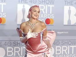 Zpvaka Anne-Marie na Brit Awards (Londýn, 18. února 2020)