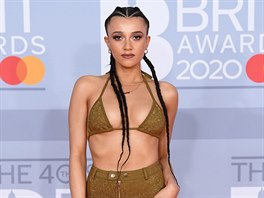 Moderátorka Daisy Maskellová na Brit Awards (Londýn, 18. února 2020)