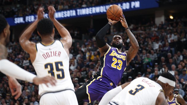 LeBron James z Los Angeles Lakers zakonuje v utkn proti Denveru.