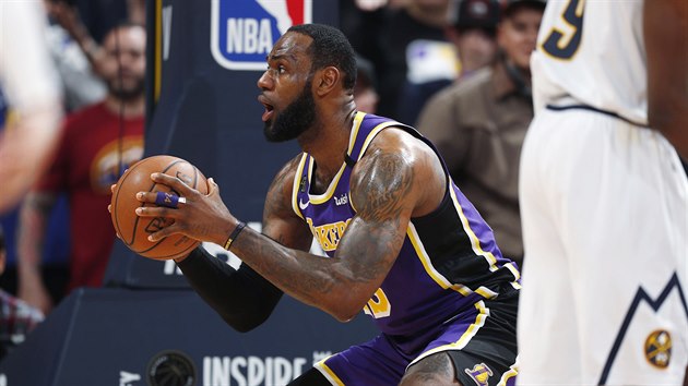 LeBron James z Los Angeles Lakers v utkn proti Denveru.