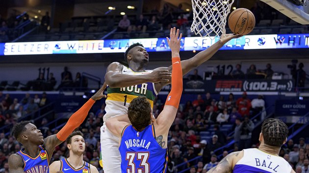 Zion Williamson z New Orleans zakonuje v utkn proti Oklahoma City.