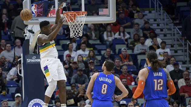 Zion Williamson z New Orleans zakonuje v utkn proti Oklahoma City.