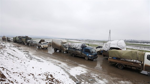 Civilist kvli syrsk invazi do provincie Idlb zstali uvznni u tureckch hranic. V oblasti navc panuje neobvykle chladn poas. (15. nora 2020)