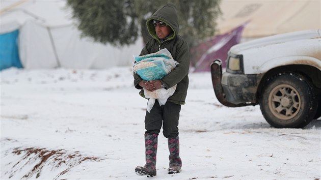 Civilist kvli syrsk invazi do provincie Idlb zstali uvznni u tureckch hranic. V oblasti navc panuje neobvykle chladn poas. (15. nora 2020)
