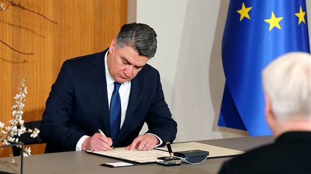 Nov chorvatsk prezident Zoran Milanovic skld psahu. (18. nora 2020)