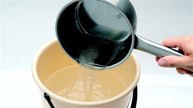 Do kbelku nalijte 2,5 litru hork vody a pilijte mdlovou sms.