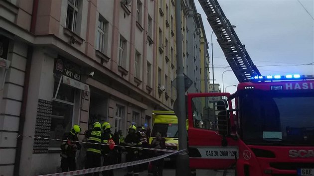 Hasi�i zasahuj� v ulici Jana �elivsk�ho na pra�sk�m �i�kov� (16. �nora 2020).