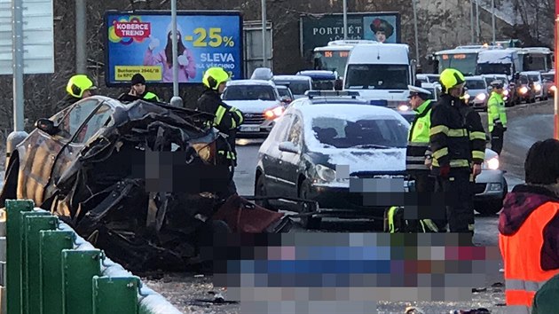 Při nehodě v pražském Motole zemřel člověk. (12. února 2020)